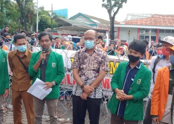 Ketua DPRD Sumbar Dengarkan Surat Terbuka Demonstran