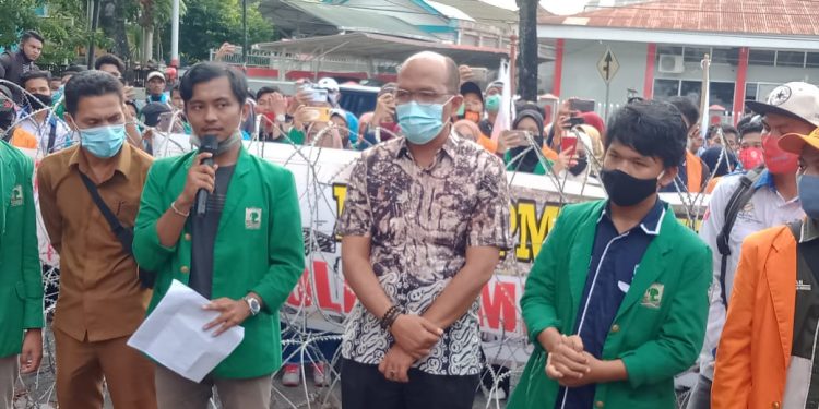 Ketua DPRD Sumbar Dengarkan Surat Terbuka Demonstran
