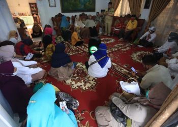 Tidak Dapat Bantuan Covid-19, Warga Padang Menangis di Depan Nasrul Abit