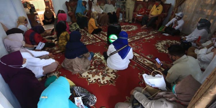 Tidak Dapat Bantuan Covid-19, Warga Padang Menangis di Depan Nasrul Abit