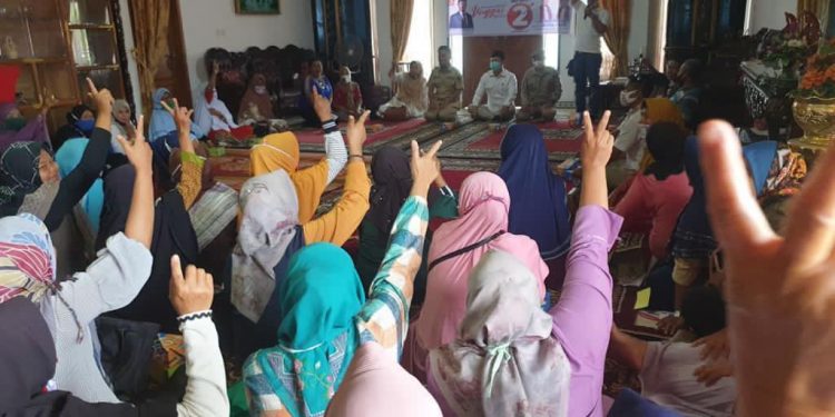 Serap Aspirasi Masyarakat Solok Selatan, Indra Catri Dikerubungi Emak-Emak