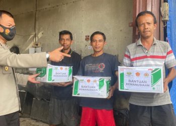 Kabid Humas Polda Sumbar Salurkan Bantuan Kemanusiaan Kepada Pekerja Bengkel
