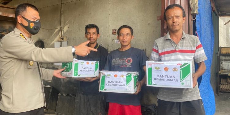 Kabid Humas Polda Sumbar Salurkan Bantuan Kemanusiaan Kepada Pekerja Bengkel