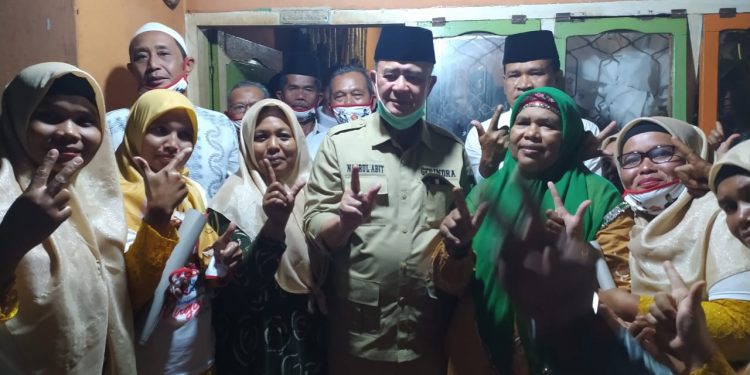 Emak-Emak di Pasaman Tulis Surat Cinta Untuk Nasrul Abit