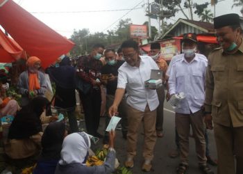 Indra Catri Bagikan Masker di Pasar Lasi