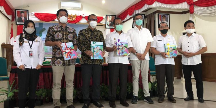 Direktur Pendidikan Dasar Apresiasi Mentawai dan LPPM Unand