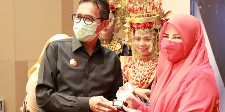 Nevi Zuairina Raih Penghargaan Achievement Motivation Person Award 2020