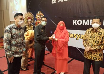 Gubernur Berikan Penghargaan Sembilan Tokoh Terbaik Keterbukaan Informasi Sumbar 2020