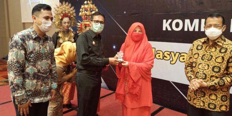 Gubernur Berikan Penghargaan Sembilan Tokoh Terbaik Keterbukaan Informasi Sumbar 2020