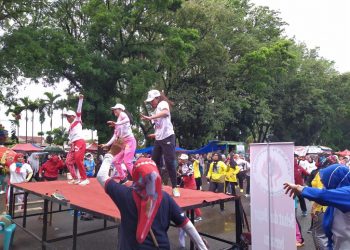 Warga Antusias Ikuti Senam Zumba Sumbar Unggul di GOR Padang