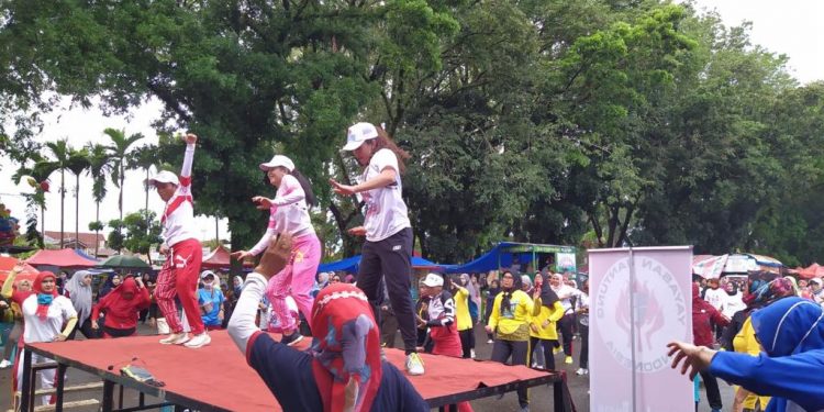 Warga Antusias Ikuti Senam Zumba Sumbar Unggul di GOR Padang