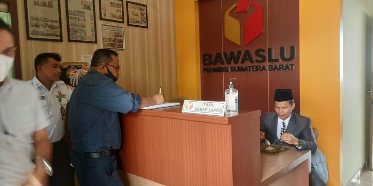 Diduga Jadi Juru Bayar Paslon Nomor 4, Kepala Satpol PP Padang Dilaporka ke Bawaslu