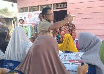 Indra Catri Berbalas Pantun dengan Warga Talu