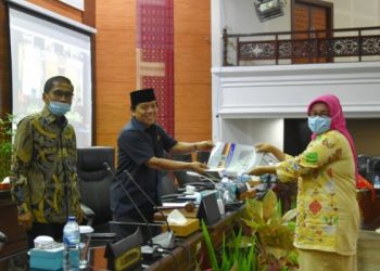 Paripurna DPRD Sumbar Pandangan Umum Fraksi dan Tanggapan Gubernur Terhadap 3 Ranperda