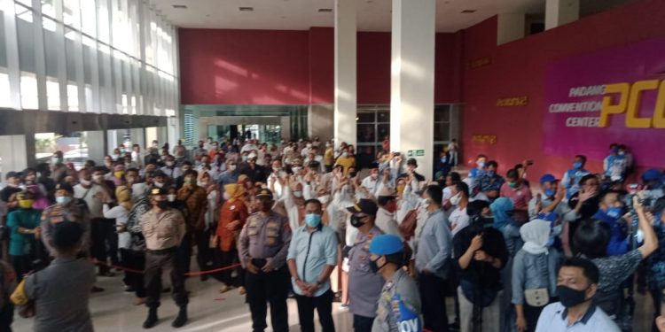 Debat Berjalan Lancar, Tampaknya Pendukung Tidak Atur Jarak