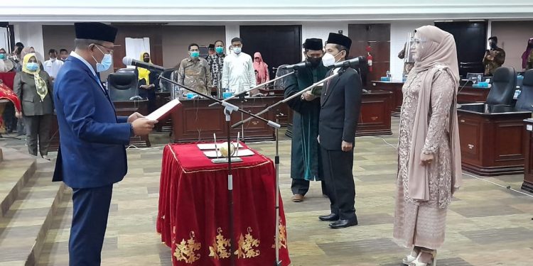 Ketua DPRD Sumbar Supardi Lantik Dua Anggota PAW