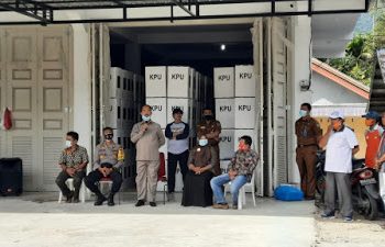 Bupati Pasaman Lepas Pendistribusian Logistik Pilkada 2020