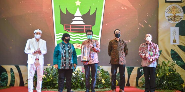 Gubernur Sumbar Raih Penghargaan Green Leadership