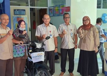 HUT ke- 46, Dirut Perumda Air Minum Kota Padang Serahkan 1 Unit Motor Untuk Pelanggan