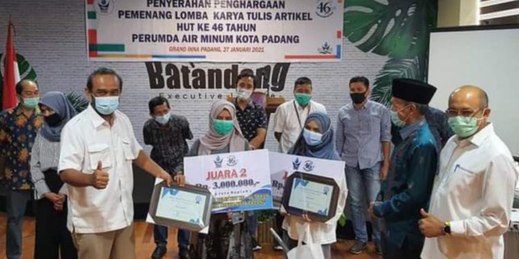 Perumda AM Kota Padang Serahkan Hadiah Kepada Pemenang Lomba Tulis