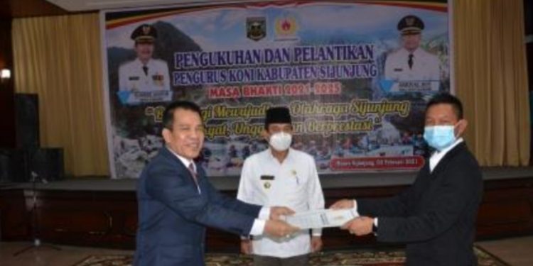 Bupati Yuswir Arifin Hadiri Pelantikan Pengurus KONI Sijunjung 2021-2025