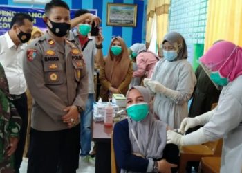 Kadis Kesehatan Sijunjung Ezwandra: Nakes Harus Jadi Contoh Bagi Masyarakat Vaksinasi Covid 19