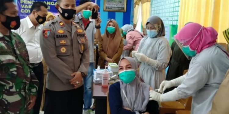 Kadis Kesehatan Sijunjung Ezwandra: Nakes Harus Jadi Contoh Bagi Masyarakat Vaksinasi Covid 19