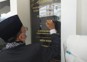 Bupati Pessel Resmikan Masjid Samudera Illahi di Carocok Painan