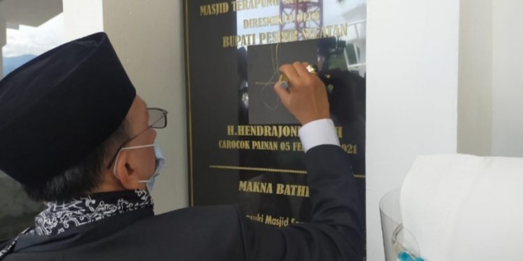 Bupati Pessel Resmikan Masjid Samudera Illahi di Carocok Painan