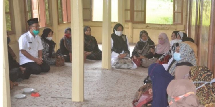 Bupati Indra Catri Melayat di Rumah Duka Fatimah