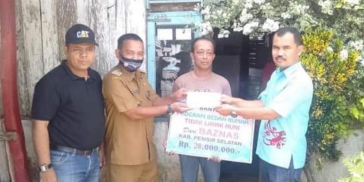 Baznas Pemkab Pessel Salurkan Bantuan RTLH