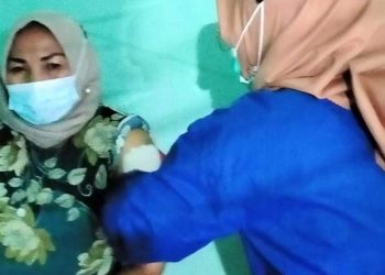 Sekwan DPRD Solsel Mardiana Disuntik Vaksin Corona Dosis Kedua