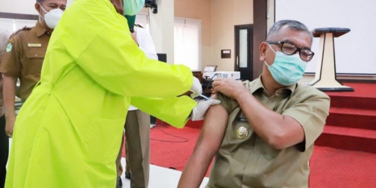 Walikota Riza Falepi Disuntik Vaksin Covid-19 Kedua
