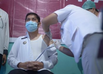 Orang Pertama di Kota Sawahlunto Disuntik Vaksin Sinovac: Wali Kota Deri Asta