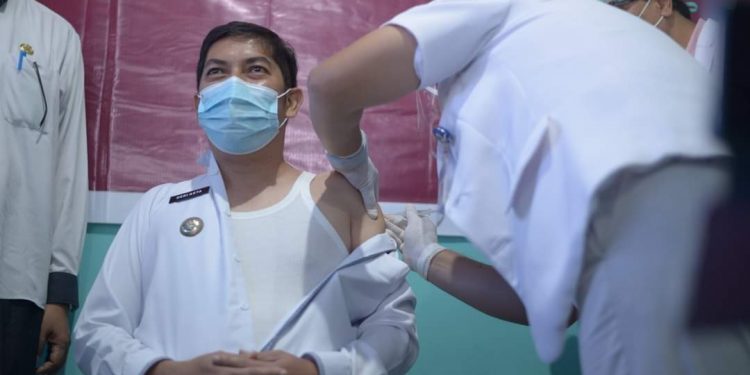 Orang Pertama di Kota Sawahlunto Disuntik Vaksin Sinovac: Wali Kota Deri Asta