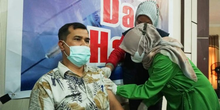 Vaksinasi Perdana, Sekdakab Solsel Harap Masyarakat Tidak Takut