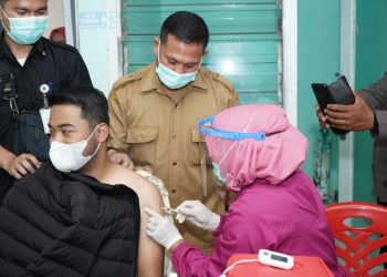 Ketua DPRD Solsel Zigo Rolanda dan Istri Lakukan Vaksinasi Covid-19