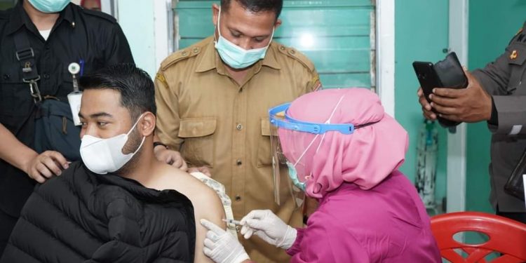 Ketua DPRD Solsel Zigo Rolanda dan Istri Lakukan Vaksinasi Covid-19