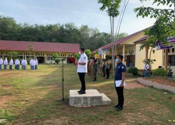 Bupati Dharmasraya Sutan Riska Jadi Pembina Upacara di SMAN 1 Sikabau