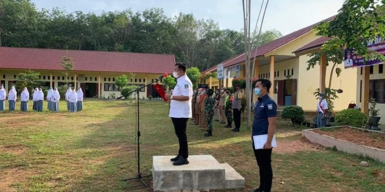 Bupati Dharmasraya Sutan Riska Jadi Pembina Upacara di SMAN 1 Sikabau