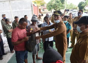 Walikota Genius Salurkan Pestisida Kepada Petani di Desa Sungai Pasak