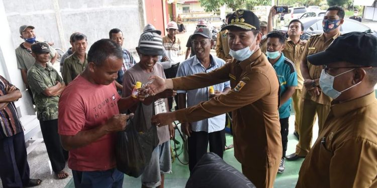 Walikota Genius Salurkan Pestisida Kepada Petani di Desa Sungai Pasak