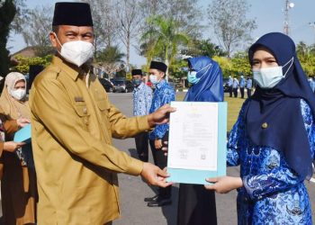 Wali Kota Pariaman Genius Umar Serahkan 264 SK CPNS