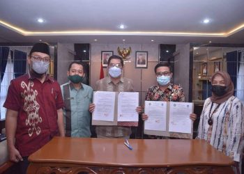 Walikota Sawahlunto Deri Asta dan Rektor Sepris Yoneldi Lakukan MoU