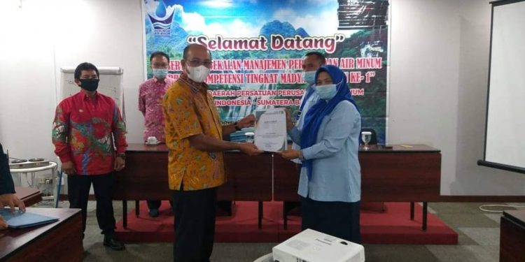 Ketua PD Perpamsi Sumbar Hendra Pebrizal Tutup Pembekalan Manajemen