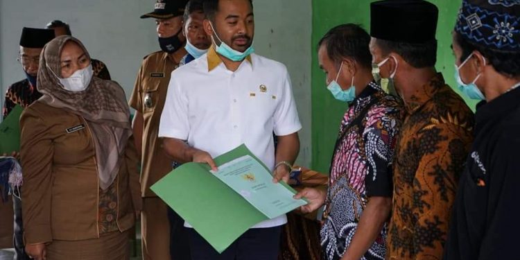 Ketua DPRD Solok Selatan Zigo Rolanda Serahkan Sertifikat Kepada Masyarakat