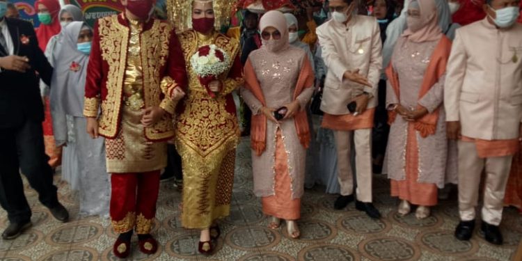 Pesta Perkawinan Putri Sekwan DPRD Sumbar Dengan Protokol Ketat
