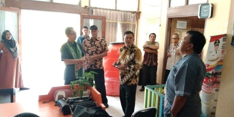 Monitoring Adminduk di Sungai Beremas, Syamsul Bahri Miris Temui Jeleknya Kondisi Kantor Camat