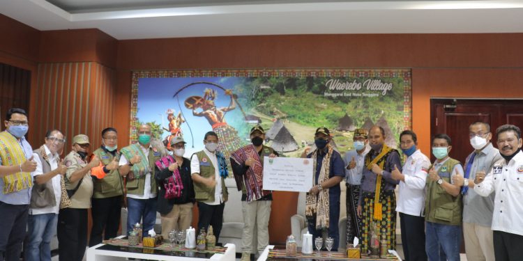 Wagub Sumbar Audy Joinaldy Salurkan 1,5 Ton Rendang Untuk Korban Bencana NTT