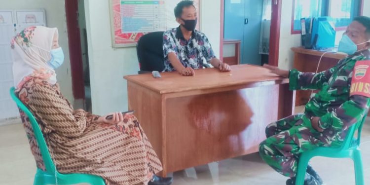 Serda Mulyadi Babinsa Koramil 03/PS Kodim 0312/Padang Ajak Masyarakat Tetap Patuhi Prokes